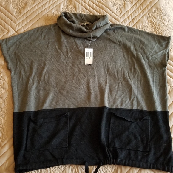 NWT Newman Marcus drawstring top with pockets. - Picture 2 of 5